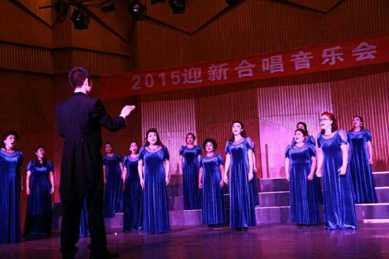 新疆师范大学音乐学院女教师们组成的合唱团