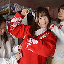 穿汉服上课逛街，引人纷纷围观