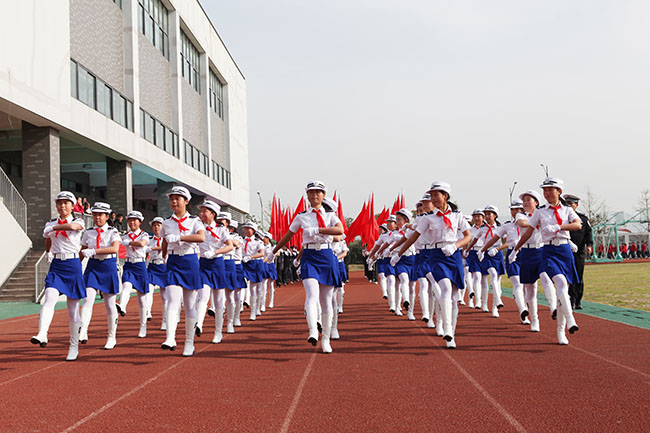秋季运动会演出服装设计师想对变凉的天气说一声“再见”！