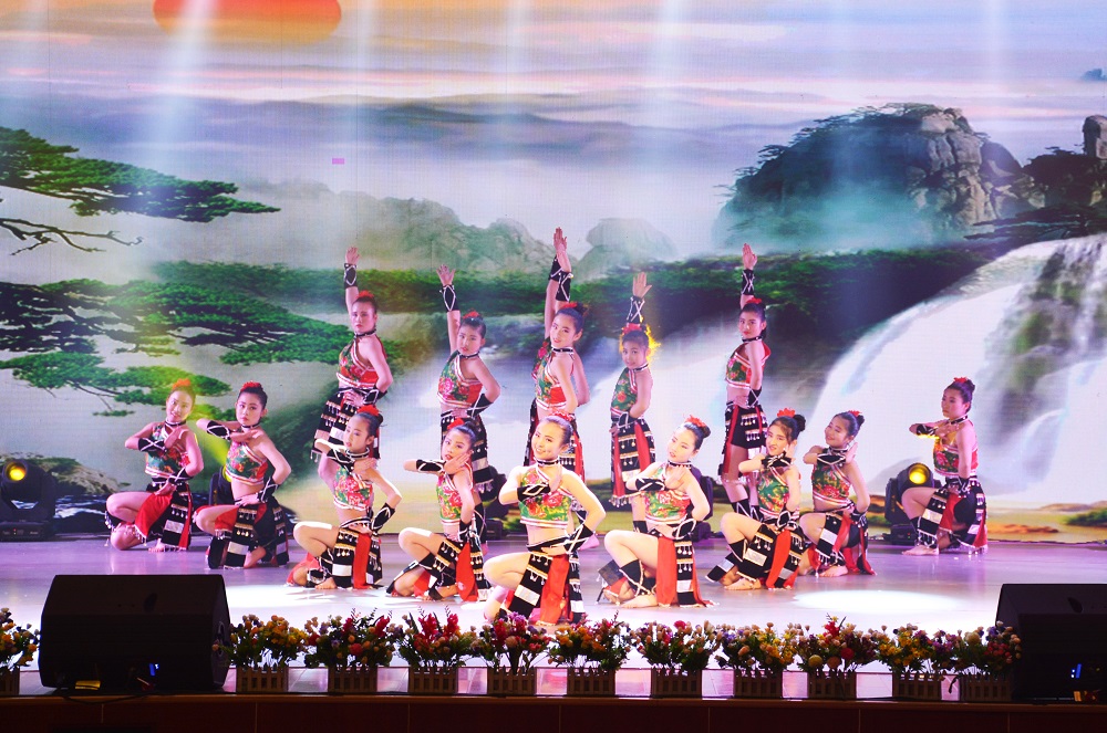 民族舞蹈服装,民族服装定制，晚会演出服装,舞蹈服装定制