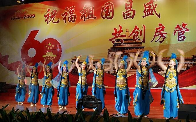 不同的舞蹈表演形式对演出服装设计有哪些要求？
