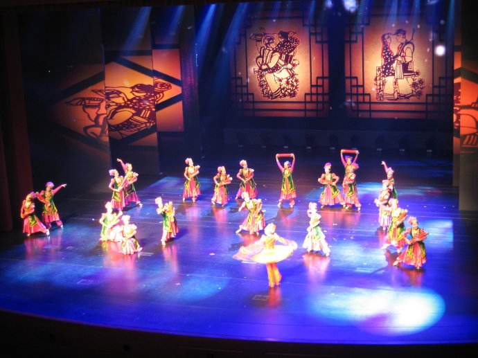 校园元旦舞蹈演出服装设计与舞台灯光搭配