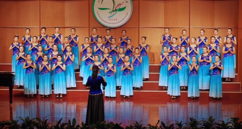 校园合唱团儿童合唱演出服装定制！