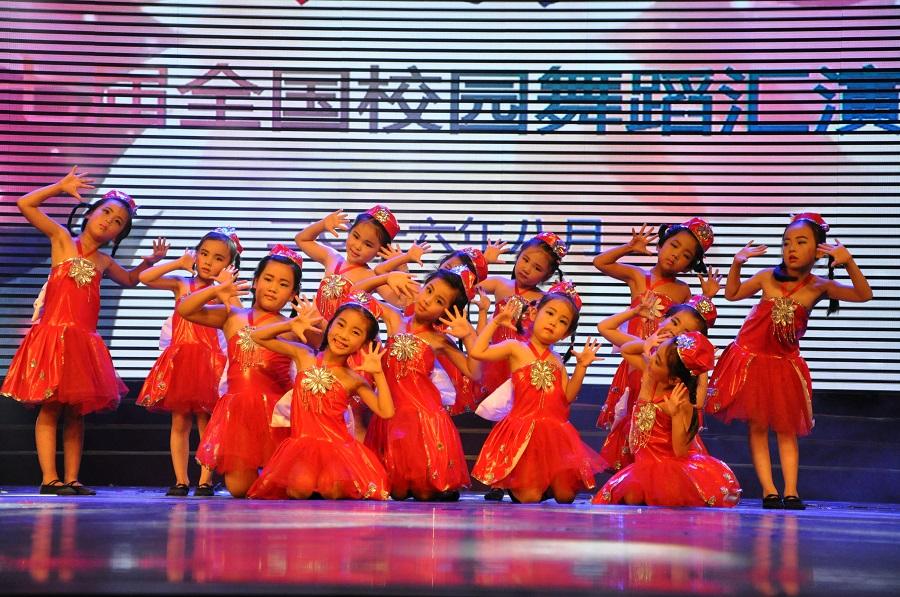 为儿童演出服装定制绘制服装效果图！